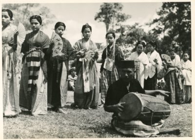 [Photo.31/(006)] Dancing girls of the Arampone of Bone