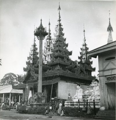 [Photo.31/(034)] Shrine, Shwe Dagon Pagoda, Rangoon