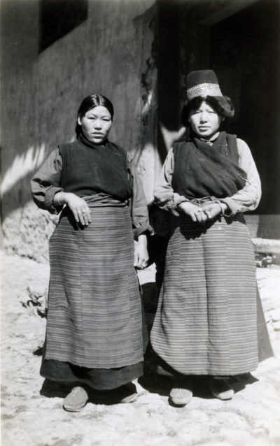 [Photo.86/2(007)] Village women of Phari Dzong showing the married woman’s apron and fur lined hat (Puksha)
