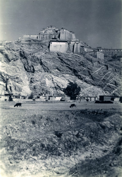 [Photo.86/2(012)] The Fortress at Gyantse, 14,000ft