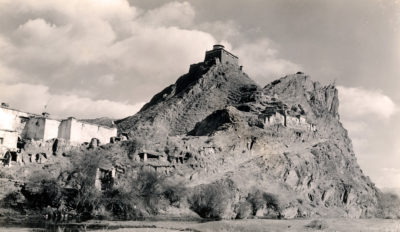 [Photo.86/2(032)] Chok Puri (College of Medicine) underneath the Holy Walk, Lhasa, 1939