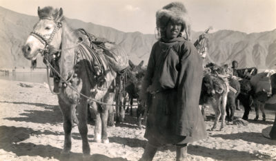 [Photo.86/2(037)] Tibetan visitor to Lhasa, 1939